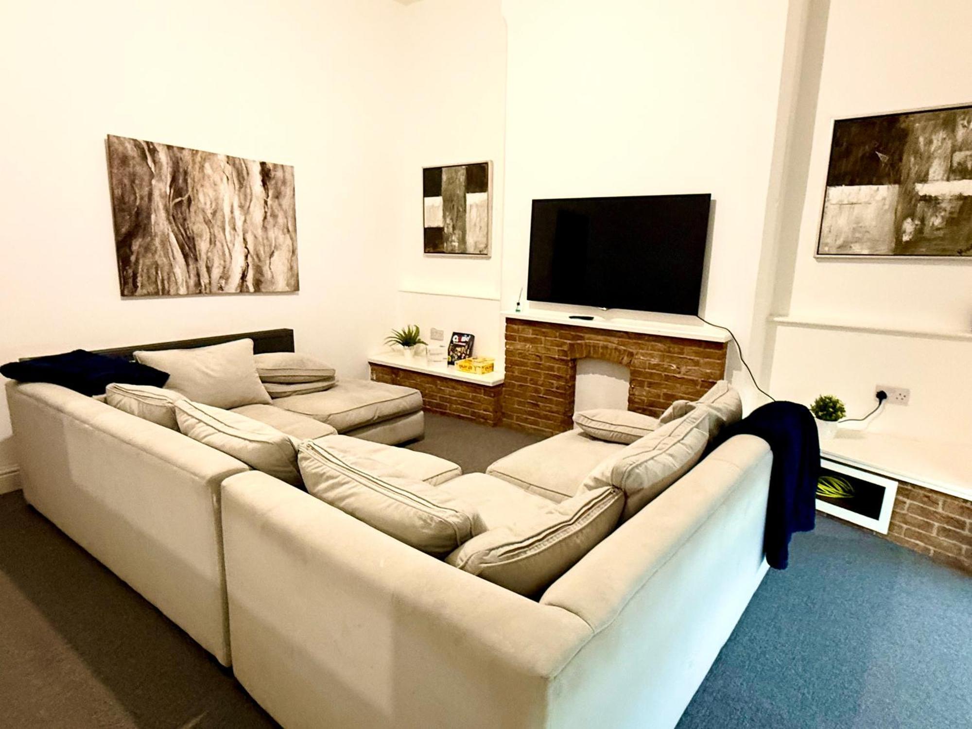 Brand New Lovely Flats By The Forest Tram Stop In Apartment *