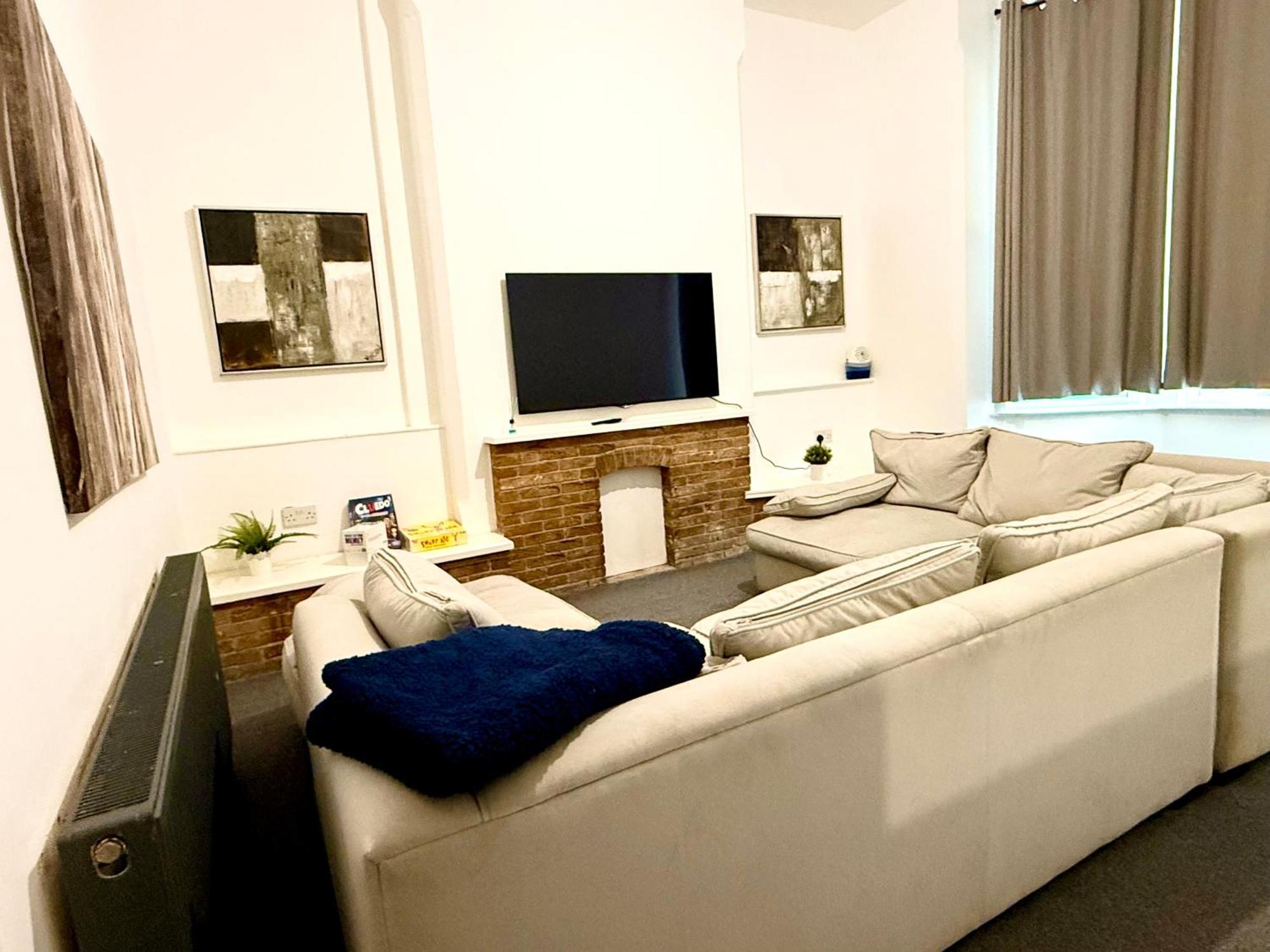 Brand New Lovely Flats By The Forest Tram Stop In * Nottingham